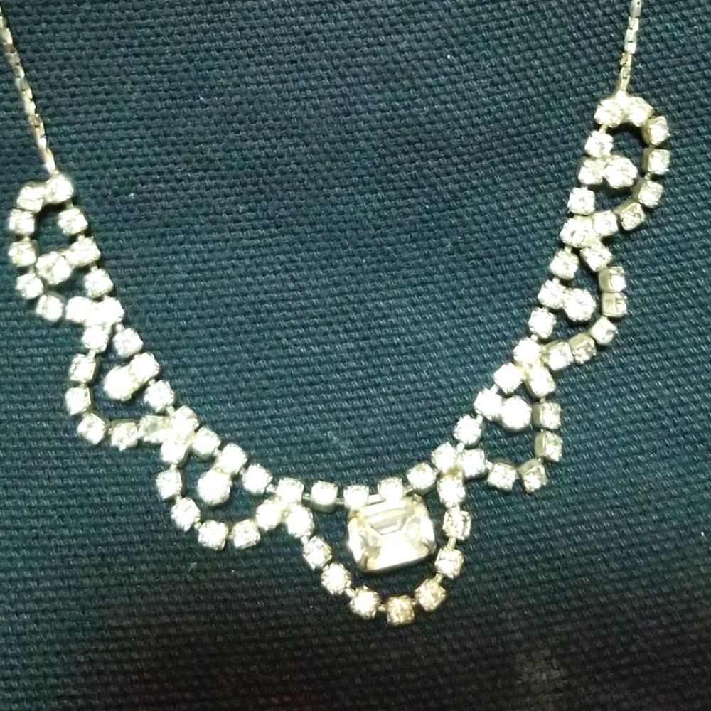 vintage sparkly necklace
